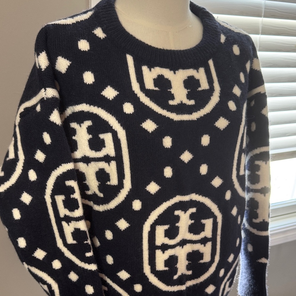 Very beautiful Navy and White Patterned Sweater like new !! - Picture 2 of 10